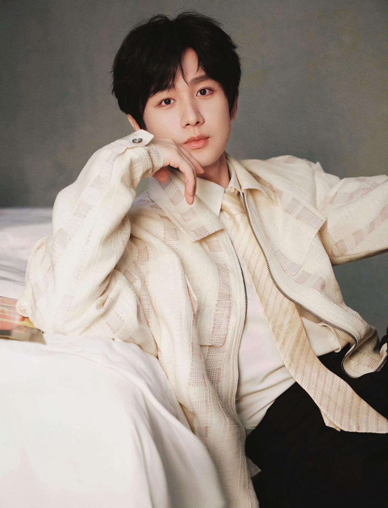 成毅被喷红漆这事，听着都让人背脊发凉。一个演员，2026年开年没多久，车被人恶意