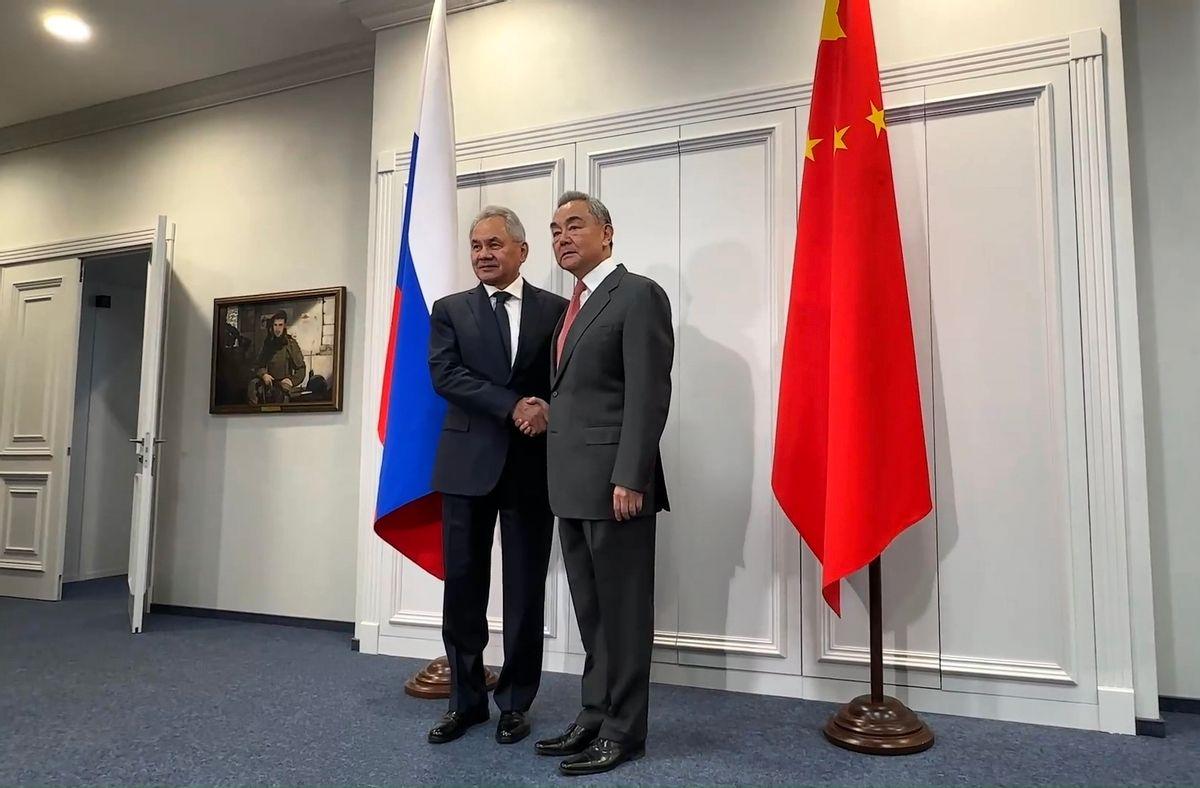 王毅刚到莫斯科，特朗普特使也落地，中美俄三国“意外”齐聚俄罗斯据多家俄媒报道