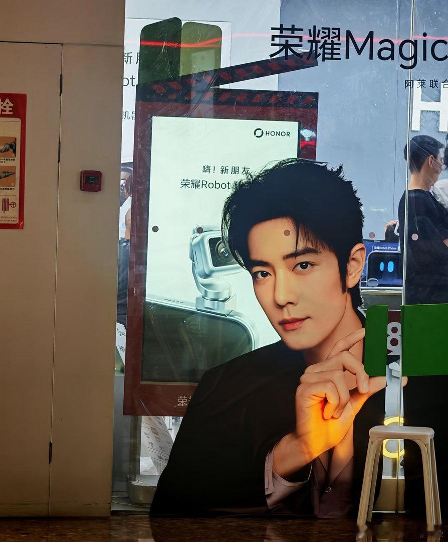 肖战新商务，拿下荣耀magic代言人线下物料已经铺上，静待官宣！​