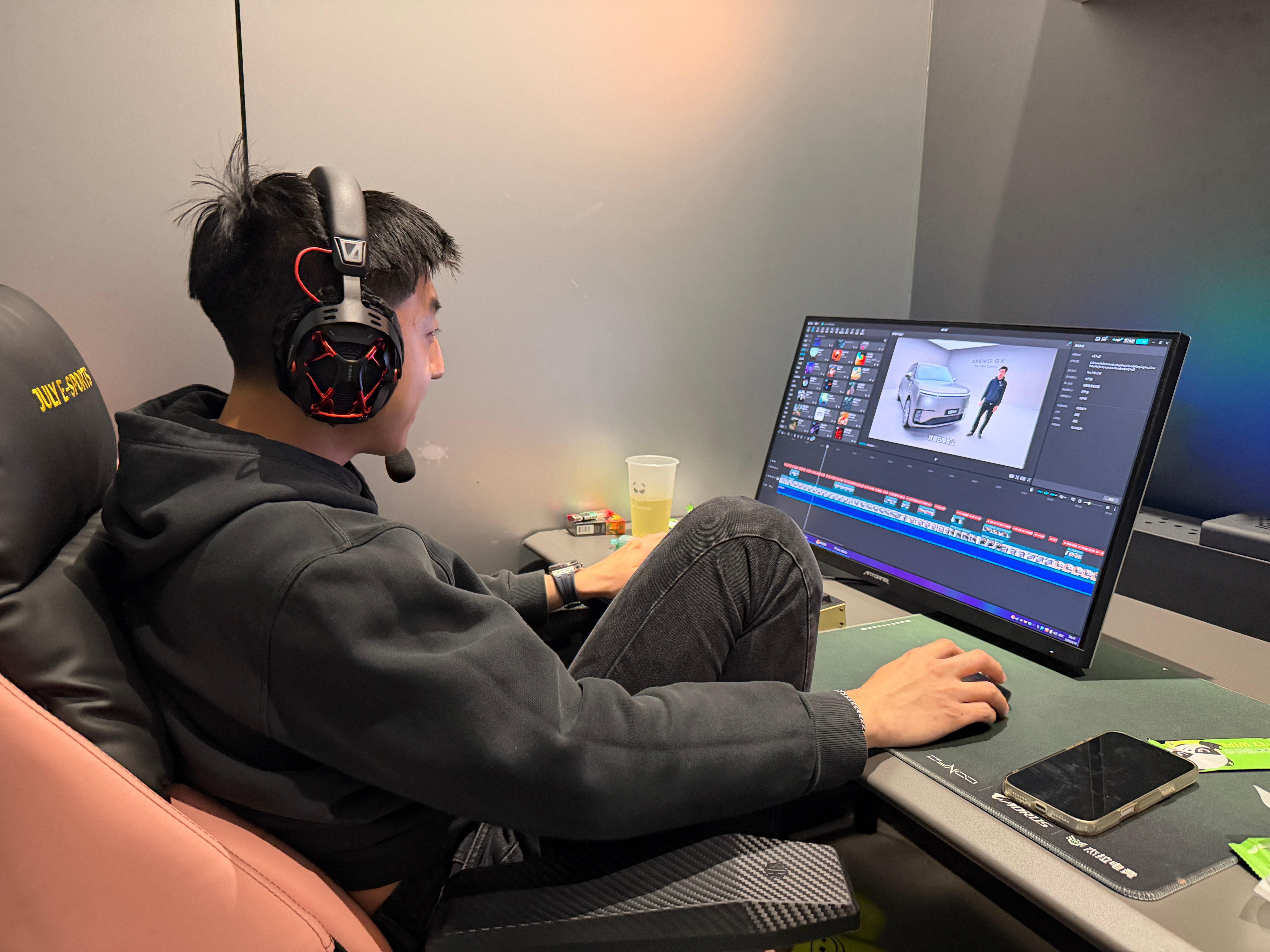 这位同学很刻苦啊来网吧不是打游戏是剪片子哈哈哈杭州·杭州来福士中心