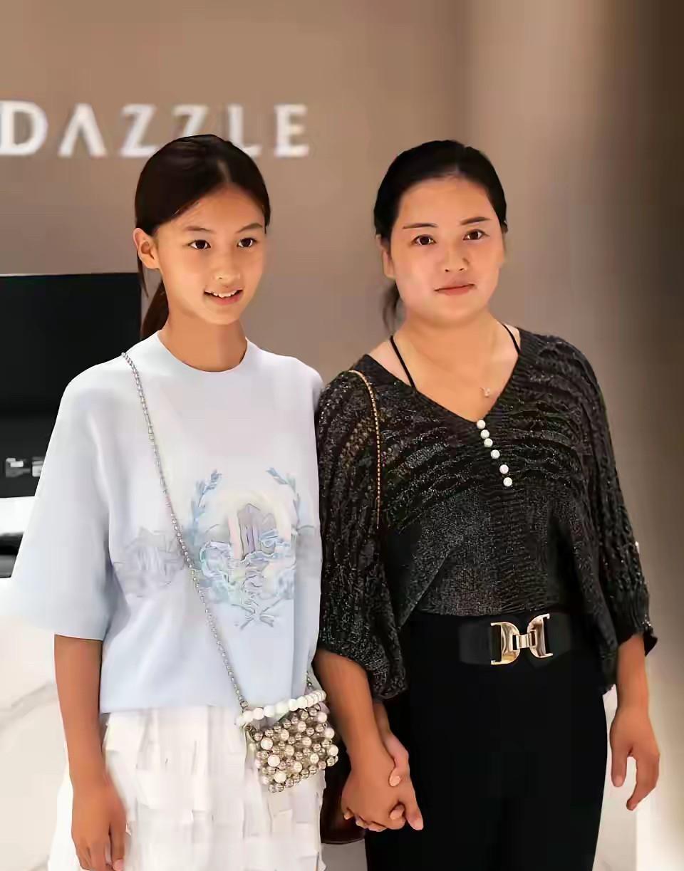 河南南阳15岁女孩七七，靠着一段素颜街拍视频火起来后，有些细心的网友发现，这段时