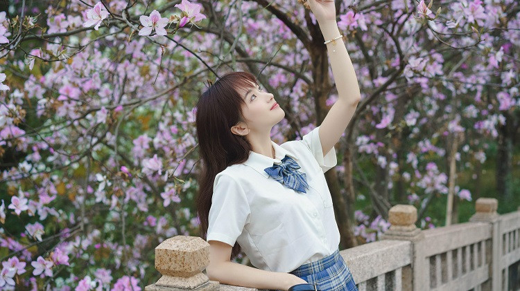 保守的女人，往往有自己的私密圈子，里面是她们最亲近的人，陌生的异性一般不会接触到