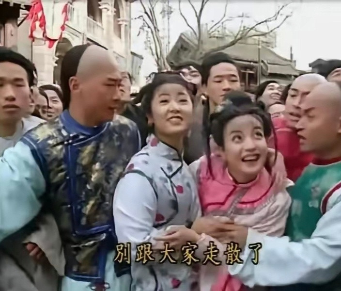 重看《还珠格格》，才发现尔泰的手这是在干嘛！