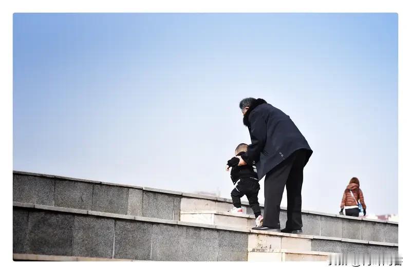 【西江月】带孙妻是丫头亲奶，余为孙女阿爷，二人整日乱忙加。孩子吱呀呀唱。