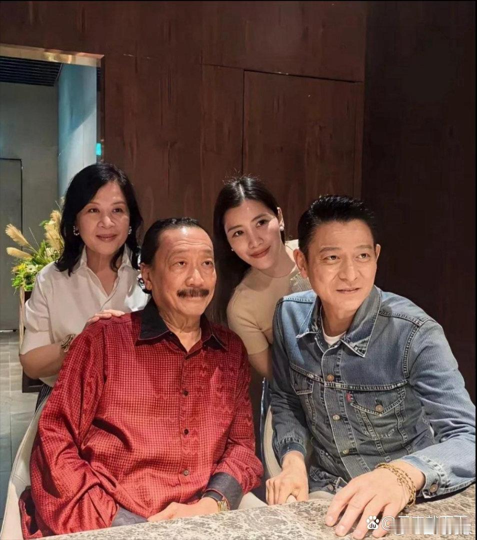 刘德华温馨一家人，低调和睦，满是岁月静好的温柔氛围。