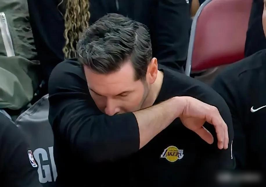 湖人又赢了，六连胜到手，西部第三也稳了。可这场球，赢得真叫一个“丑”。比分