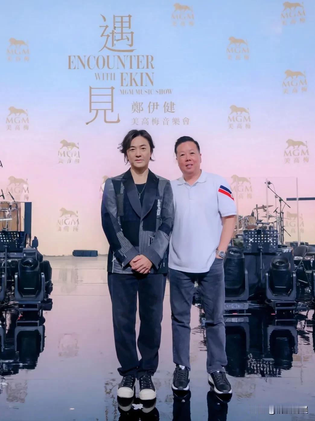又一个男星姨化了！郑伊健现身日本美高梅音乐会，57岁的他，穿着西装休闲裤，增高