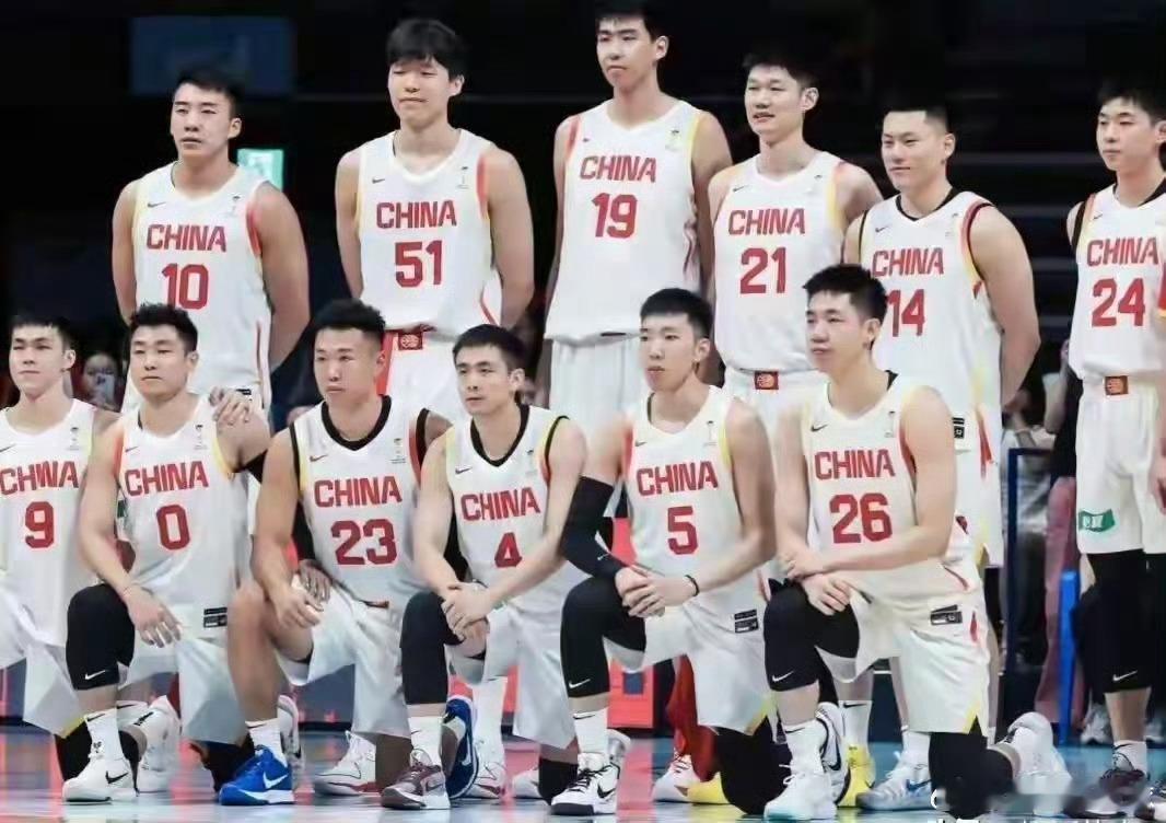 中国男篮世预赛15人大名单正式敲定四名球员调整离队中国男篮公布人员调整消息，世预赛出征15人大名单随