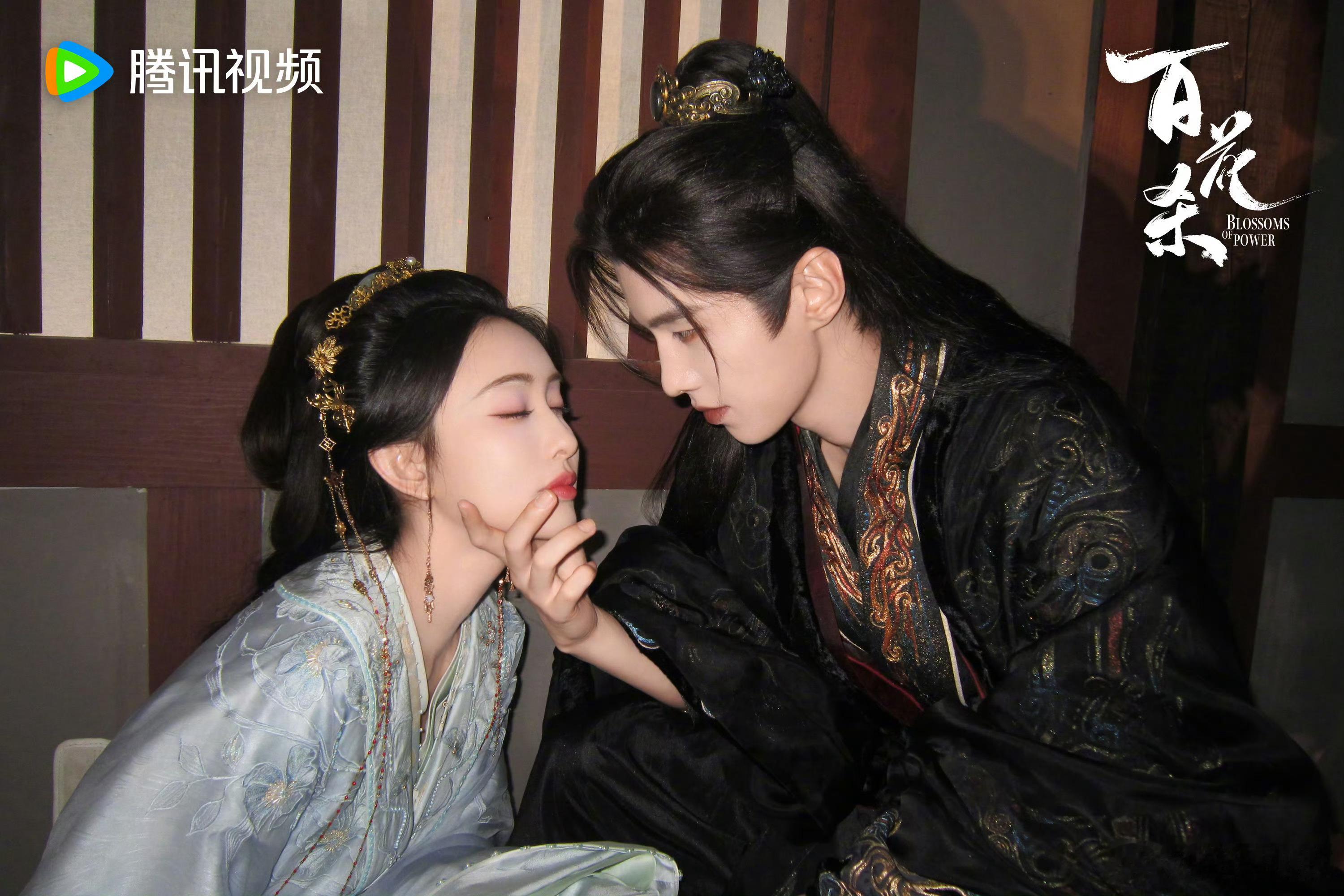 何与喂孟子义吃面何与孟子义《百花杀》花絮照，喂食牵手好甜蜜~何与孟子义牵手照