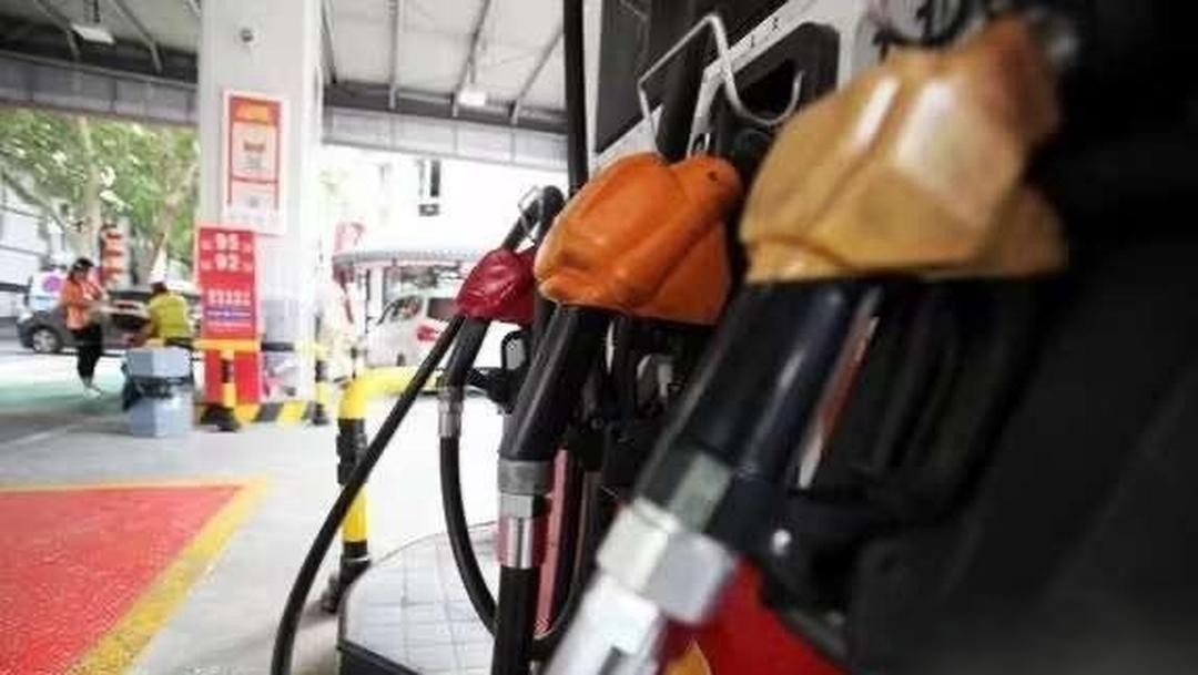 42万买的车，开5年，卖20万，你觉得亏了多少？有网友说，他朋友那台雷克萨斯ES300h，车商最高只