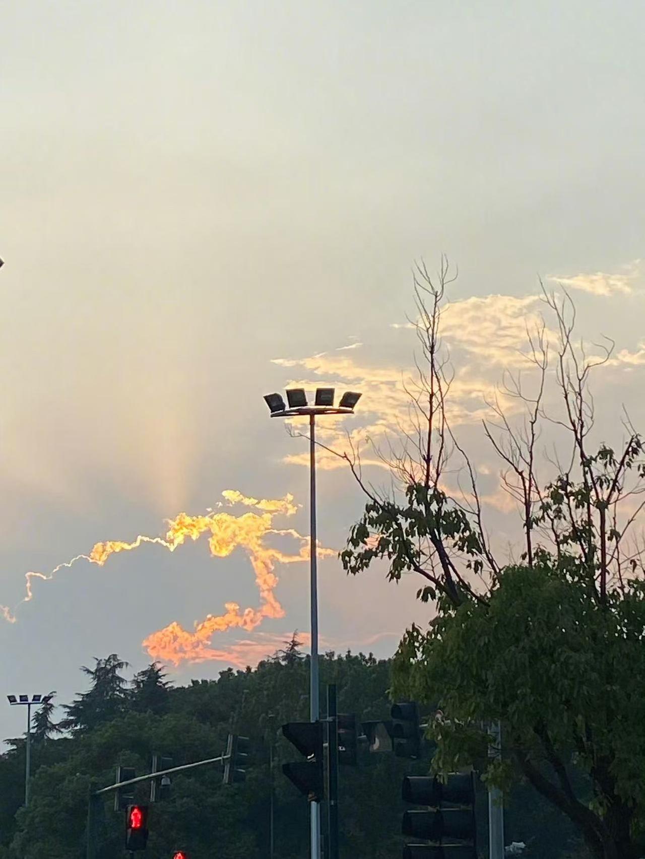 我和老公一个睡床头，一个睡床尾。本来我睡眠就浅，最近还总失眠，想早点睡养养神