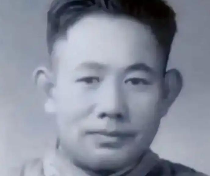 1951年，志愿军师长黄朝天没听上级命令，带着九千多名伤兵回头猛冲三万美军。13