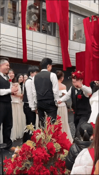 婚礼上最暖的反转：捧花不送爱人，只给生我养我的她近日在贵州安顺的一场婚礼上