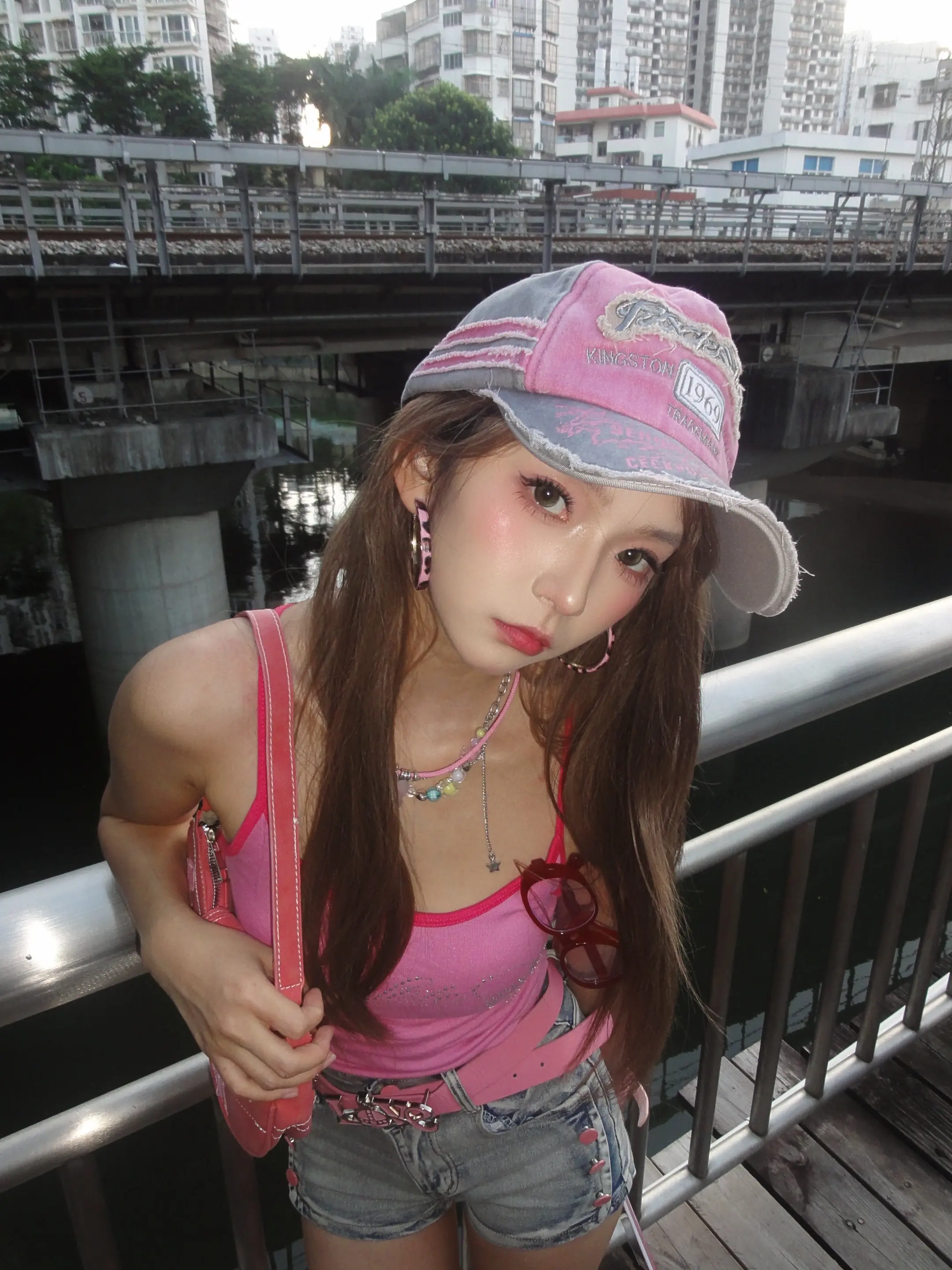 城市江边随手拍出千禧辣妹感。蓝调时刻江边夜景人像保姆级拍摄教程，新手摄...