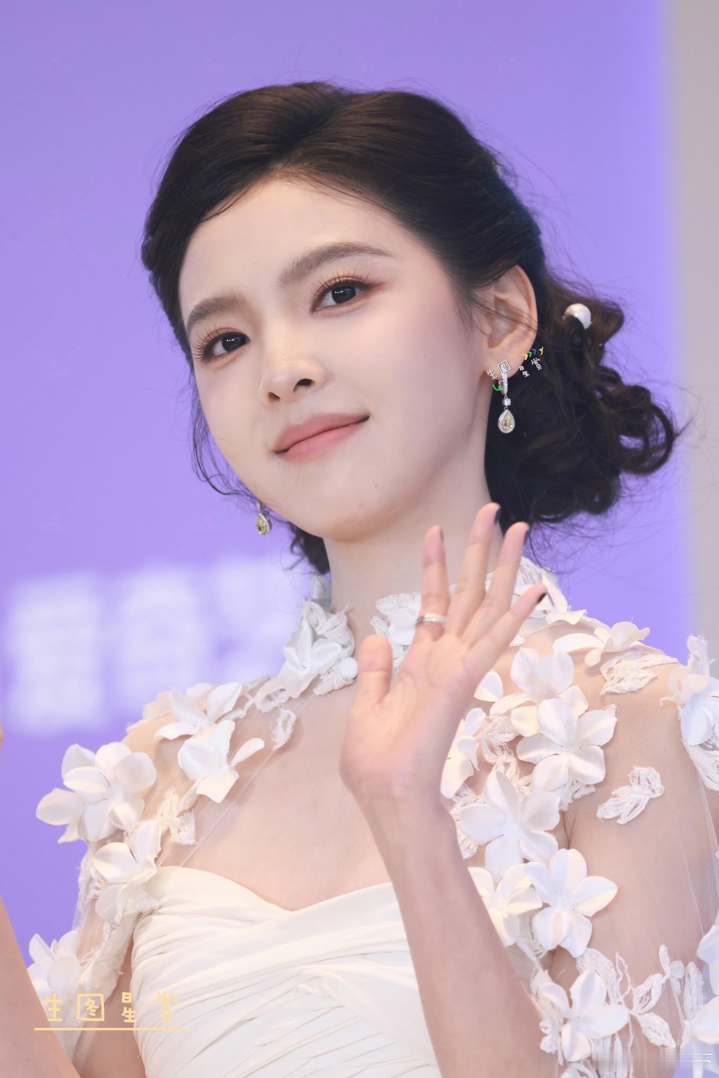 真的很民国苦情剧女主，凤穿牡丹女人花什么的，这类剧底盘不比宅斗弱，可惜消失了