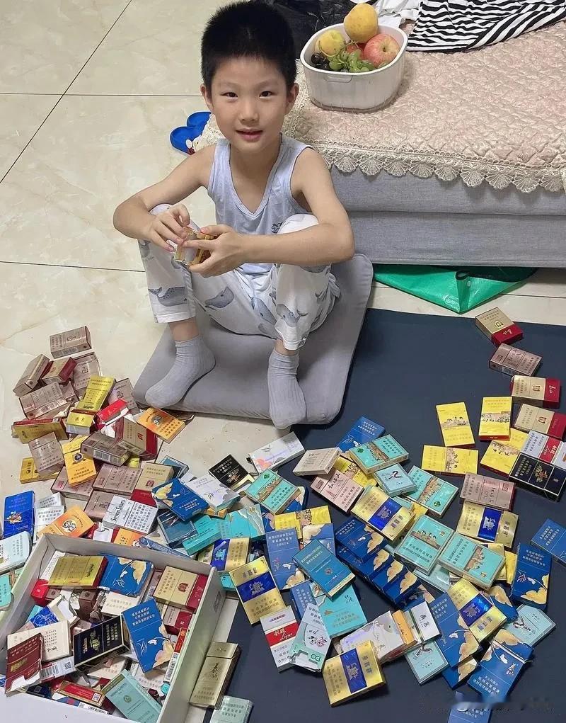 北京一女子突发奇想，把丈夫4年里抽过的烟盒全攒到了一块儿，这一攒不要紧，竟发现