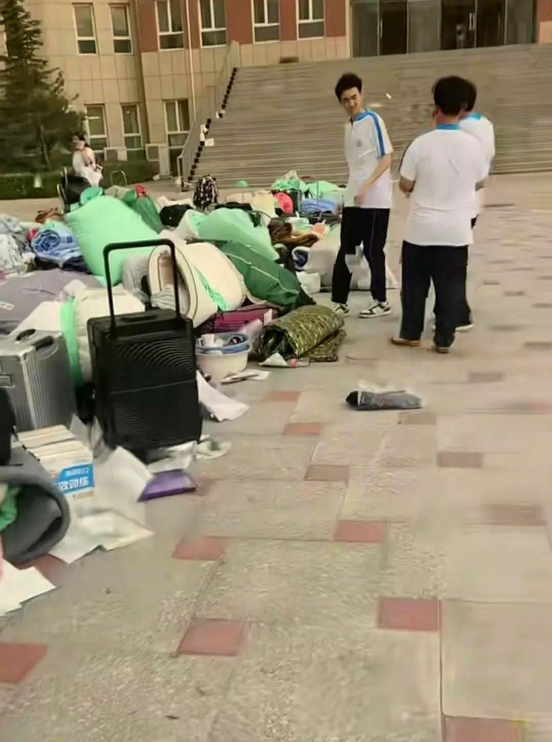 河北省武邑宏达实验学校作为衡水二中毕业的老考生，看到现在这些孩子搬行李的阵仗