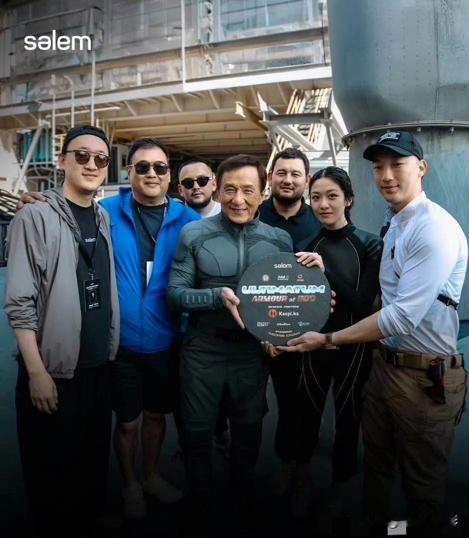 向涵之的资源壁垒在这张《飞鹰计划4》片场照里展露无遗，圈内人都清楚她的资源向来碾
