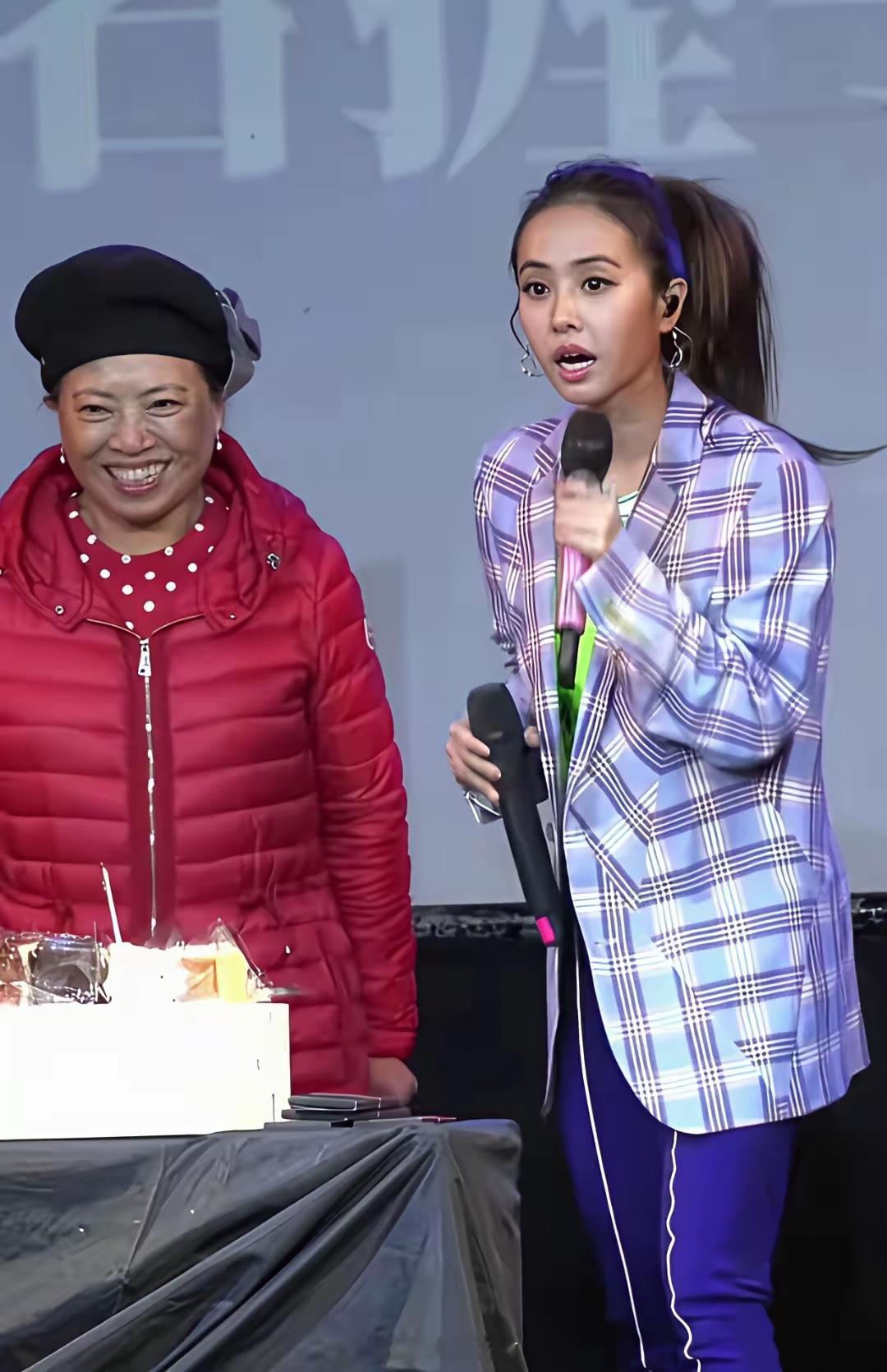 确实很像，胖一点、穿得乱一点，就是蔡妈妈本人。身高也遗传到位。以及，蔡妈妈的穿衣