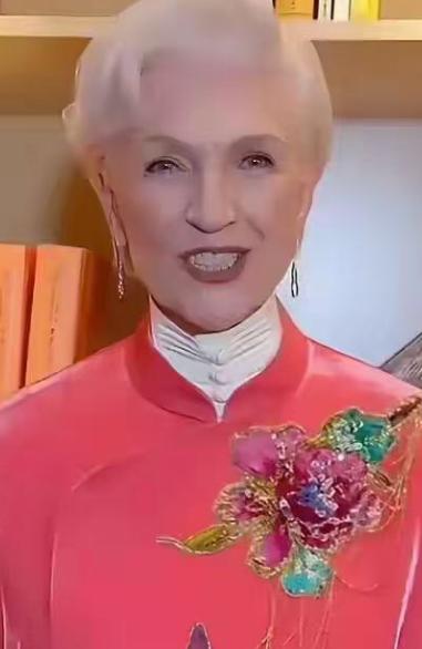 世界首富马斯克的母亲梅耶，在社交媒体上公然表态：中国在公路、隧道、建筑、基础设施