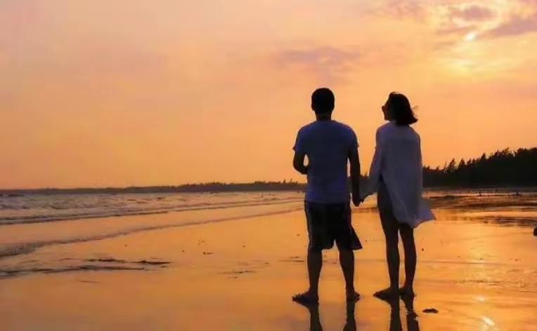 看到一句话，人间清醒：什么是幸福？白天有说有笑，晚上睡个好觉。我觉得