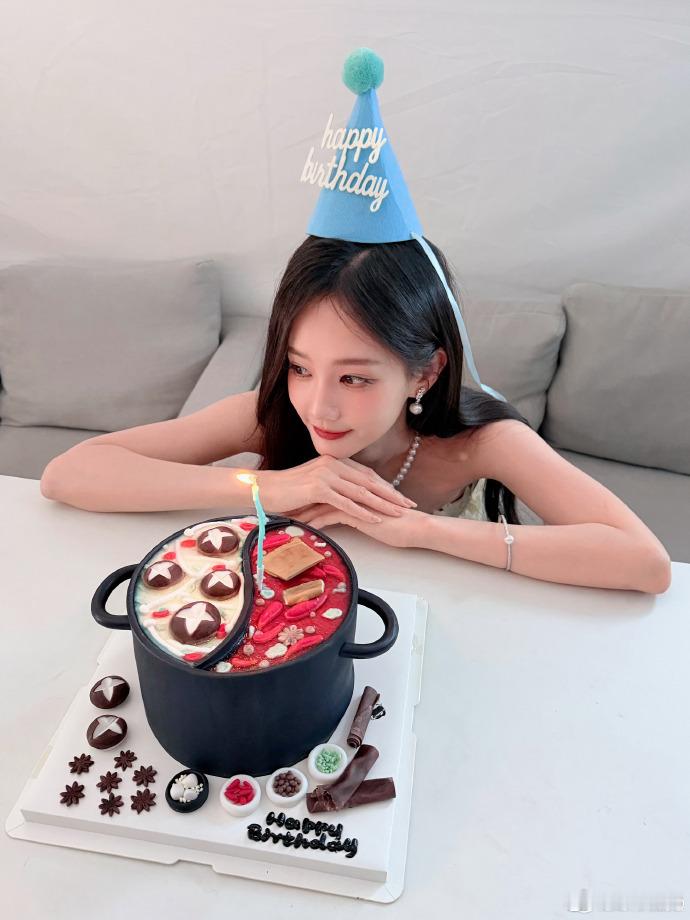 李一桐鸳鸯火锅蛋糕谁能拒绝鸳鸯锅底做成的生日蛋糕，李一桐这波生日创意太让人惊喜