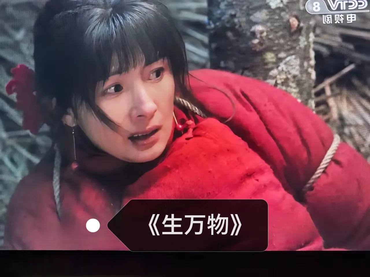 昨晚《生万物》在央8播放3集，今晨就看到许多网友在黑杨幂了。说什么的