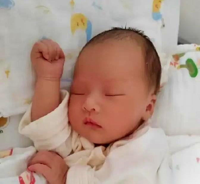 儿媳妇坐在我对面，把茶杯往桌上轻轻一放，说：“妈，我妈身体好，让她来带孙子吧。”