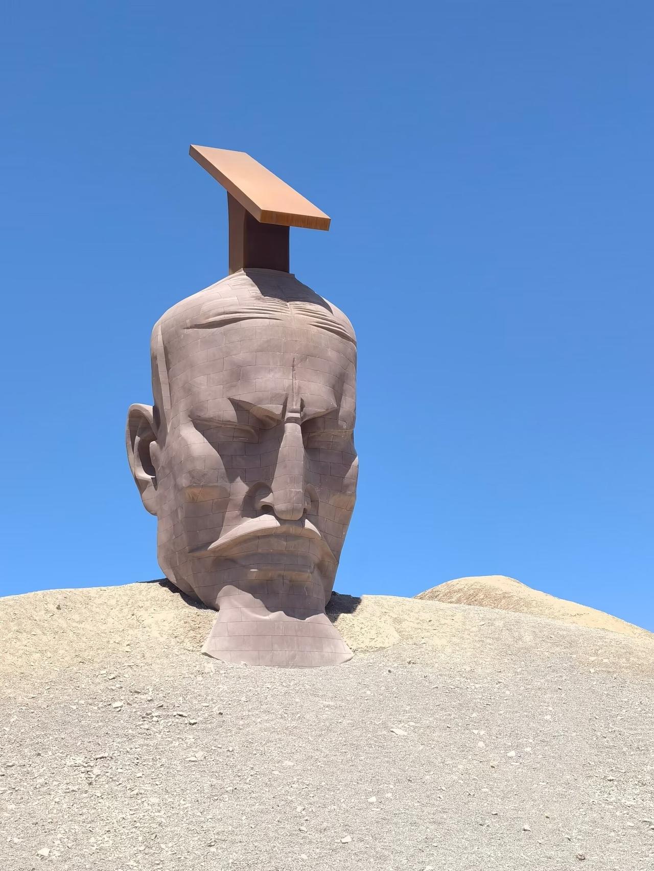 瓜州汉武帝雕像引发很大争议。该雕像只有汉武帝的一个头，置于一个离道路不远的土坡上