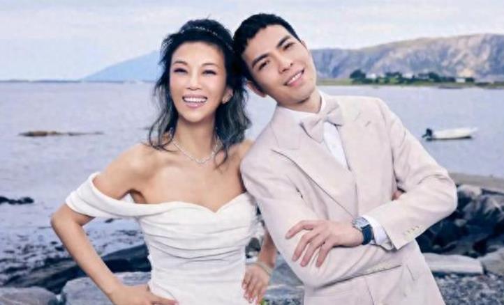 萧敬腾从<em>摇滚小子</em>一路走来，用独特嗓音在乐坛闯出一片天。他与大14岁的妻子感情备受