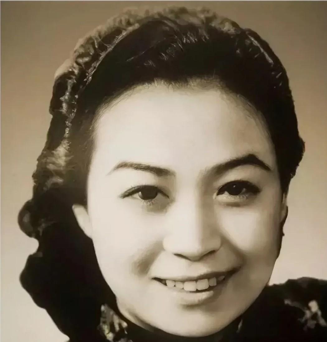 1967年，评剧皇后小白玉霜去世，护士在整理尸体时，突然大叫：天哪！看！她的手掌