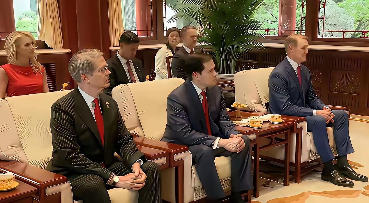网友们都说，这三位坐姿整齐划一，高度统一，堪称“教科书级”的严肃。这种整齐划一