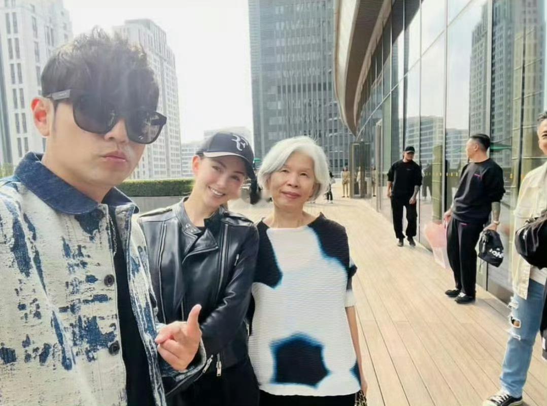 有老婆和妈妈陪着一起开演唱会真好[比心]​​​