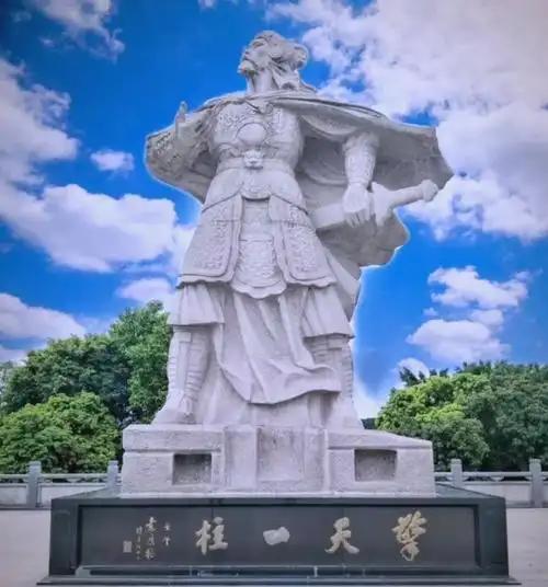 毛文龙到底该杀吗？史料证明，毛文龙竟然暗中已经和皇太极联系，有通敌的嫌疑。首先