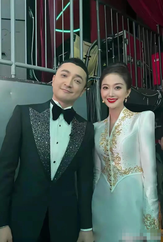 尼格买提身边的这一位女主持人是谁？长得比龙洋好看，比张蕾、董卿有气质，是继董卿之