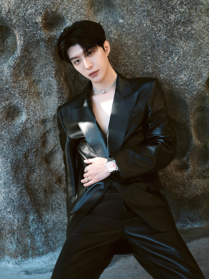 范丞丞深V皮衣，谁懂这个丞丞的认真起来的帅气呢，我一整个有被going到了！🎬