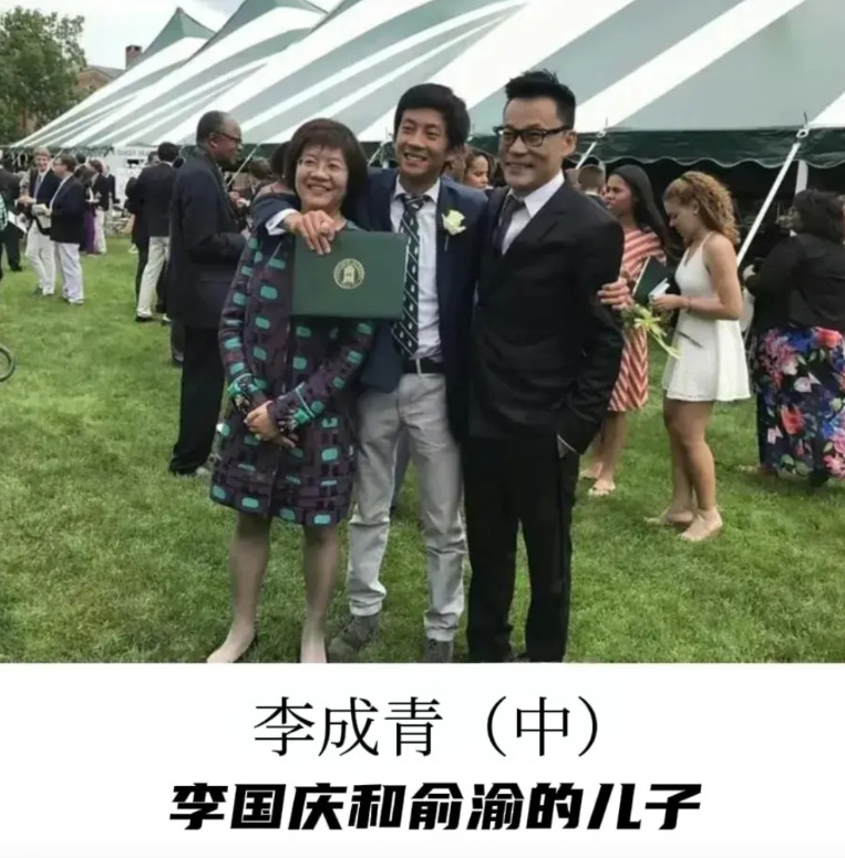 意料之中的是，李国庆之子李成青并未现身父亲的再婚婚礼。儿子就像妈妈的皮夹克，冷