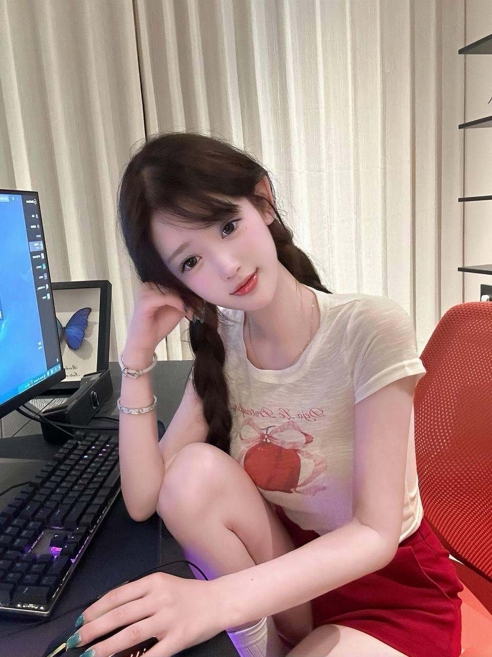 甜美少女心，居家办公的美好时光美女的美丽瞬间分享分享美少女倩影