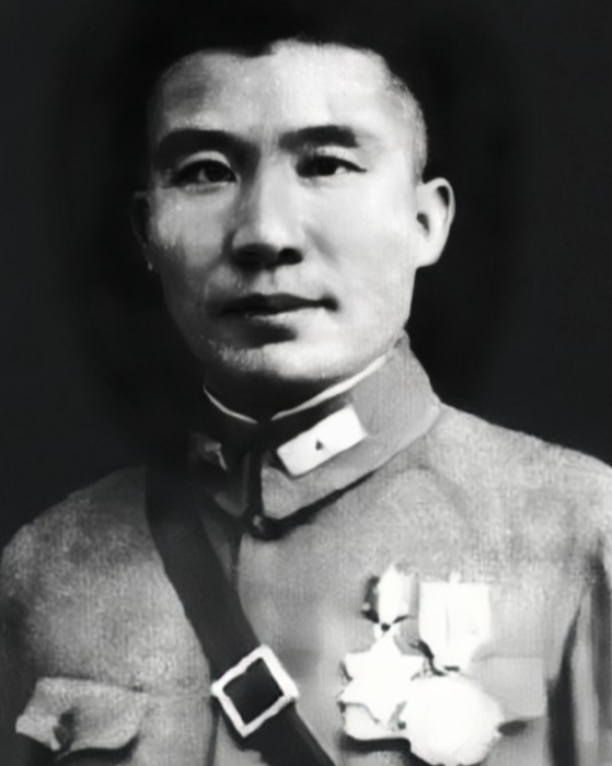 1935年，王耀武得知部下俘虏了一个红军师长，兴冲冲的跑过去准备审讯，但当他看到