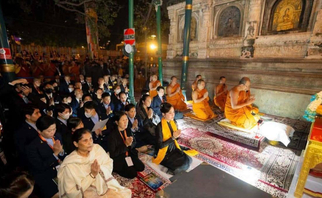 诗妮娜贵妃替国王陛下出席活动美翻了！穿黑色衣服长发挽起，跪坐在地面上祈福，还双手