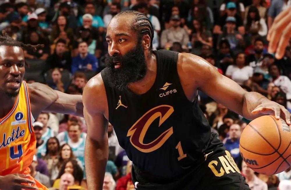 哈登今天打了35分钟！是骑士全队上场时间最长的。看到有人在拿哈登最后一节的失误