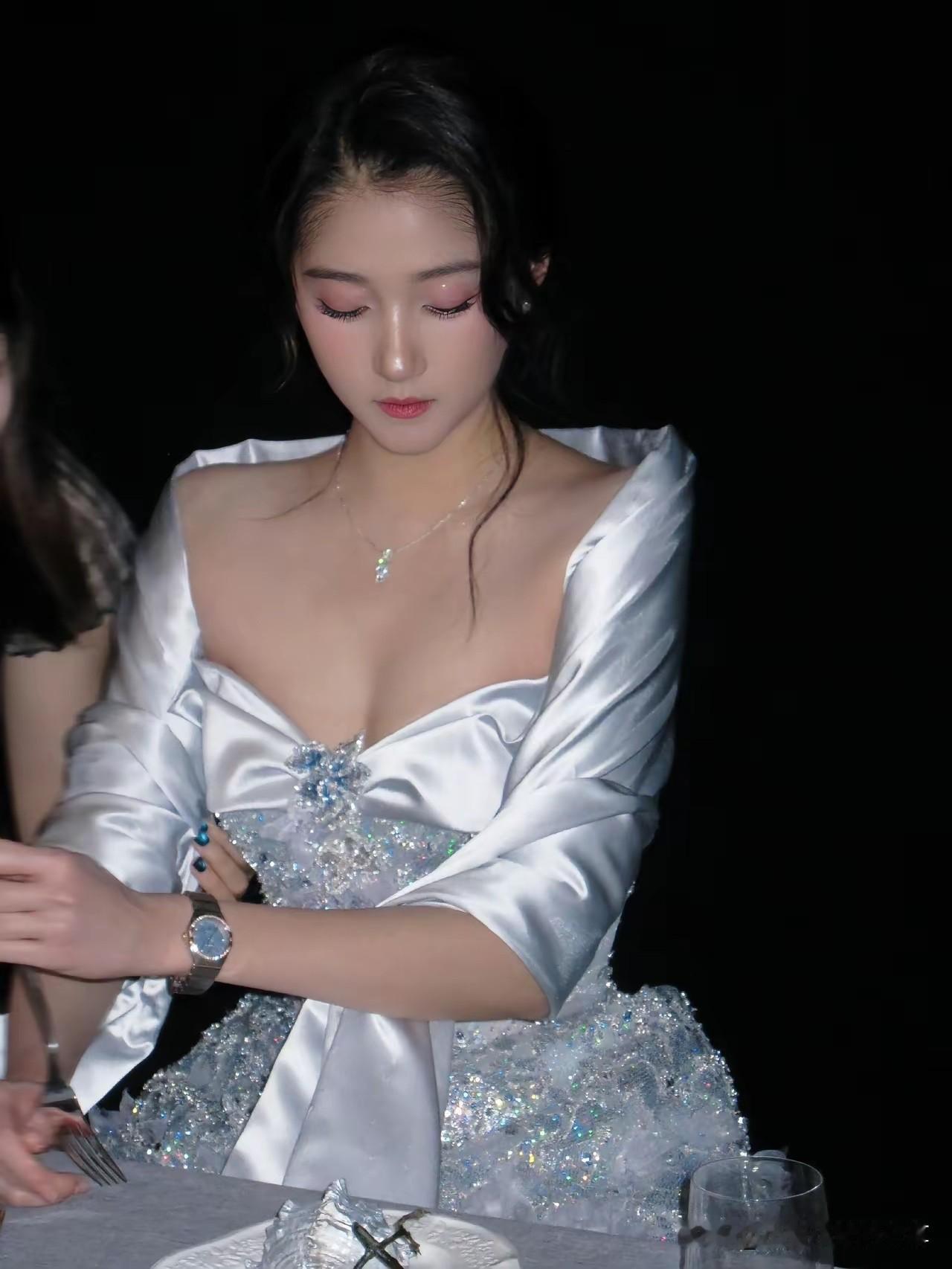 她颜值比较高，穿搭的也比较时髦，皮肤白嫩，但为什么不管是在哪个场合看，她却没有杨