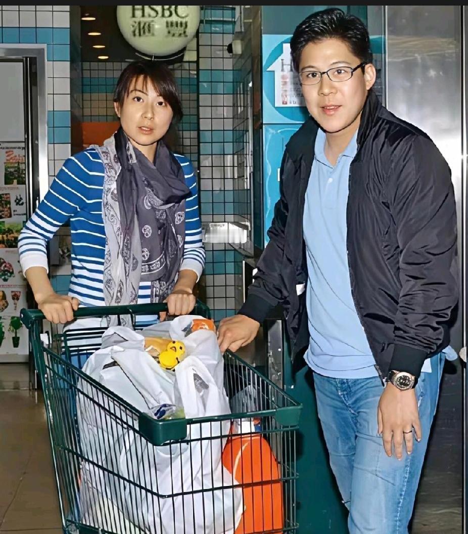 刷到郭晶晶霍启刚结婚那会逛超市的旧照，瞬间被戳中了刷到这张郭晶晶和霍启刚新