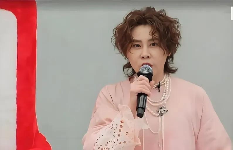 瞿颖一哭，谢娜就把烂摊子甩给了王濛。规则写得清清楚楚，一人一票。瞿颖非要拆开，