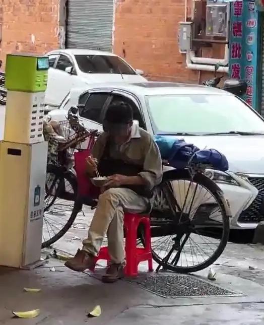 “泪目！”广东江门，一饭店白米饭免费，老人每天打一碗配酱油吃，店主拍视频发到网上