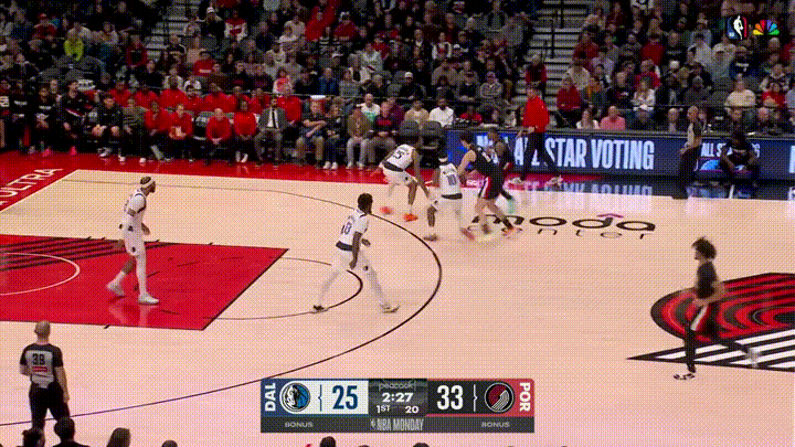 开拓者新星杨瀚森的传球天赋真是太高了！在今天开拓者主场迎战独行侠的比赛中，当时比