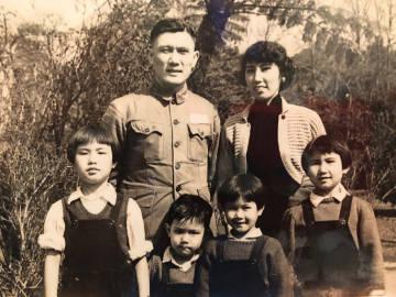 马英九与父亲母亲姐姐妹妹合影。马英九的父亲叫马鹤凌，母亲是秦厚修。马鹤凌，1