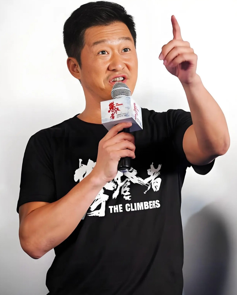 我估计吴京做梦都得给自己两个嘴巴子。他现在真的是后悔了，为什么现在我不是电影