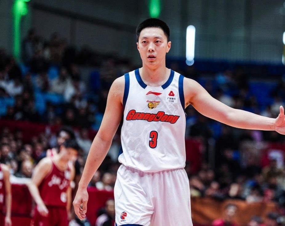 胡明轩新赛季CBA常规赛3场比赛表现！！！主场对阵广州：上场27分钟，8投2中