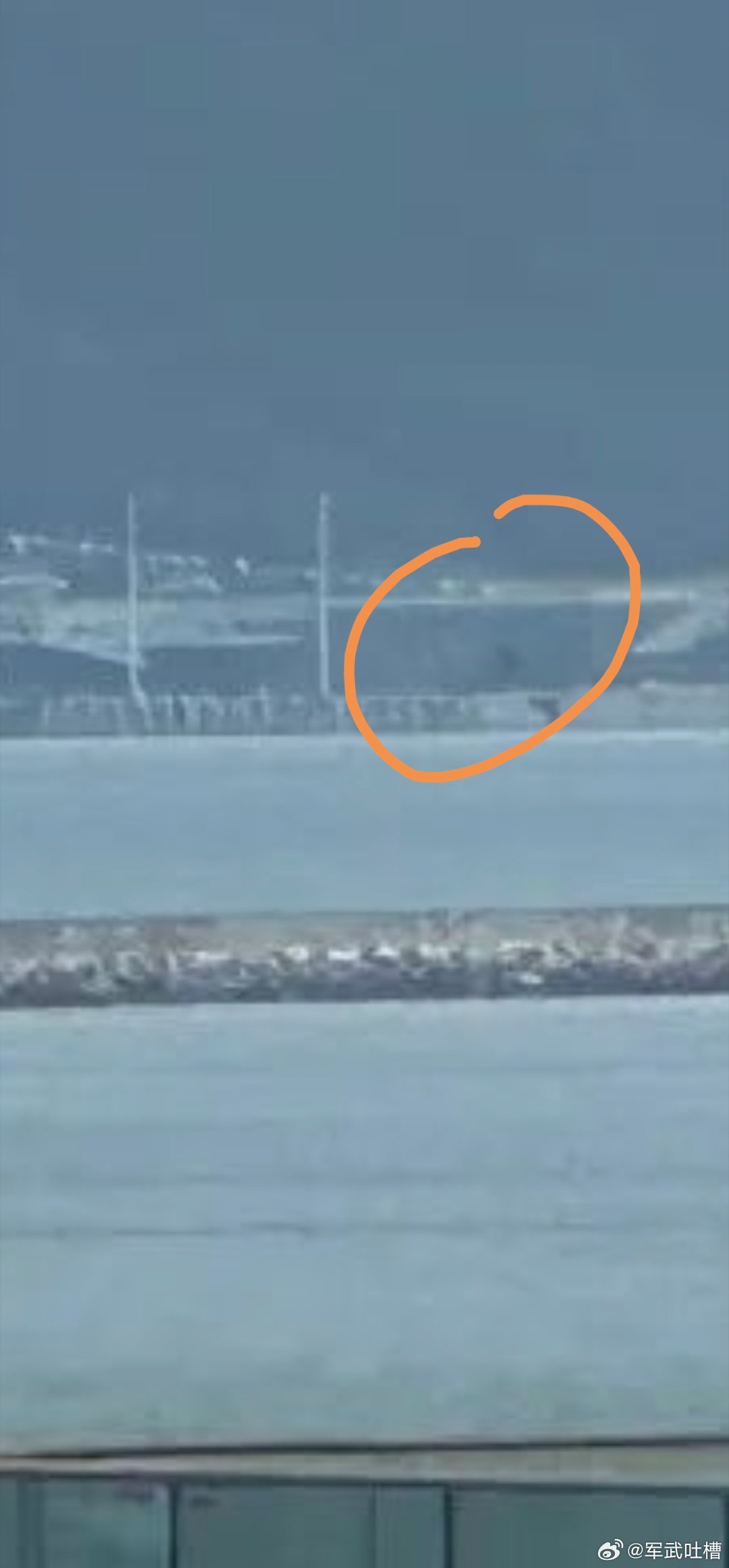 最新照片，福建舰和山东舰全部张灯结彩挂满旗，福建舰舷号已经刷好了，就等仪式举行官